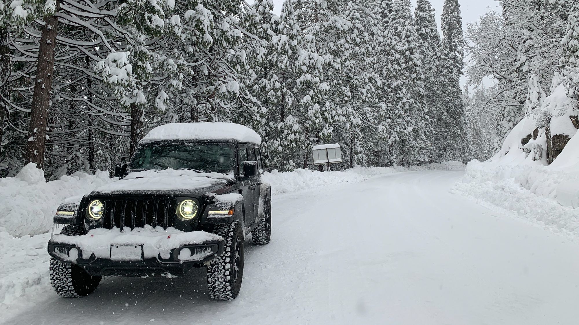Jeep Rubicon 2018 JL in the snow in Yosemite National Park 